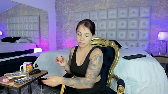 Snapshot of MelaniieRoux chatting on 09/19/25, 11:47 MelaniieRoux online show from 09/19/25, 11:47