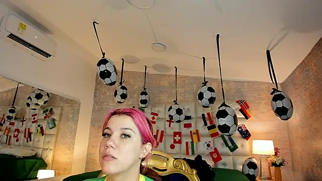 Snapshot of MelaniieRoux chatting on 07/05/26, 02:57 MelaniieRoux online show from 07/05/26, 02:57