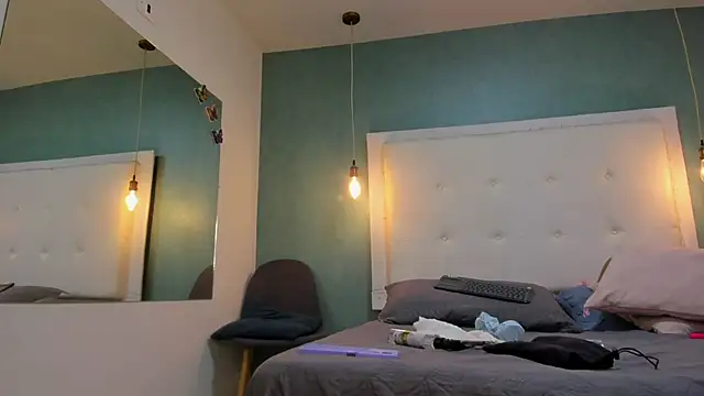 Snapshot of _evamilf_ chatting on 12/01/25, 12:50 evamilf online show from 12/01/25, 12:50