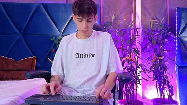 Lion Foster01 online show from 12/18/25, 09:51