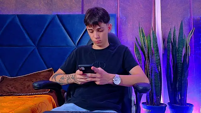 Lion Foster01 online show from 12/05/25, 09:23