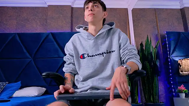 Lion Foster01 online show from 10/24/25, 12:04