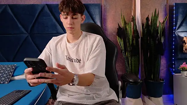 Lion Foster01 online show from 10/22/25, 12:26