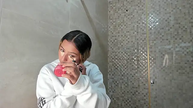 Snapshot of miranda_villa chatting on 11/26/25, 12:05 miranda villa online show from 11/26/25, 12:05