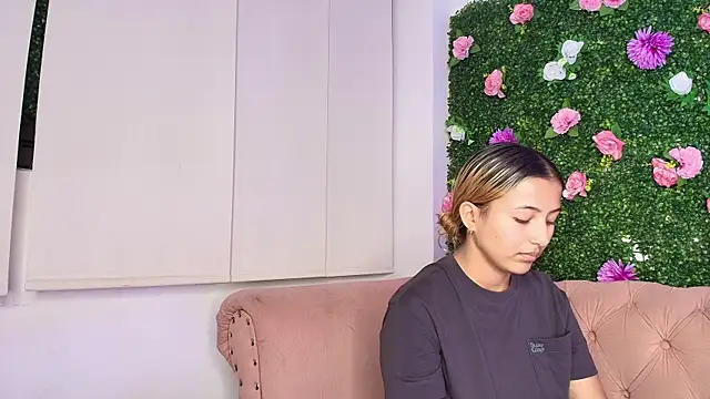 Snapshot of miranda_villa chatting on 09/23/25, 12:34 miranda villa online show from 09/23/25, 12:34