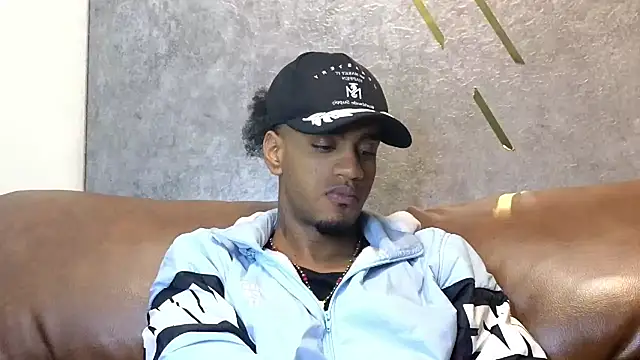Snapshot of AaronCruz_ chatting on 02/25/25, 01:10 AaronCruz online show from 02/25/25, 01:10