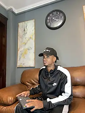 Snapshot of AaronCruz_ chatting on 02/15/25, 01:27 AaronCruz online show from 02/15/25, 01:27