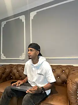 Snapshot of AaronCruz_ chatting on 02/28/25, 12:42 AaronCruz online show from 02/28/25, 12:42