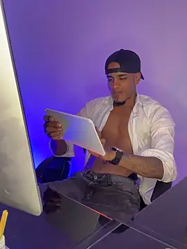 AaronCruz  online show from 05/01/26, 11:54