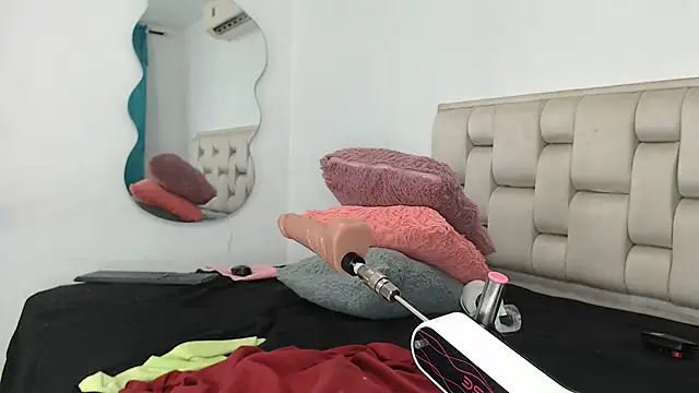 Snapshot of Roxy-Smith chatting on 10/03/25, 11:28 Roxy-Smith online show from 10/03/25, 11:28