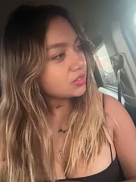 Snapshot of amanda-medrano1 chatting on 12/16/25, 03:16 amanda-medrano1 online show from 12/16/25, 03:16