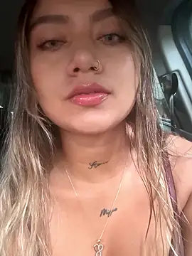 Snapshot of amanda-medrano1 chatting on 12/18/25, 02:43 amanda-medrano1 online show from 12/18/25, 02:43