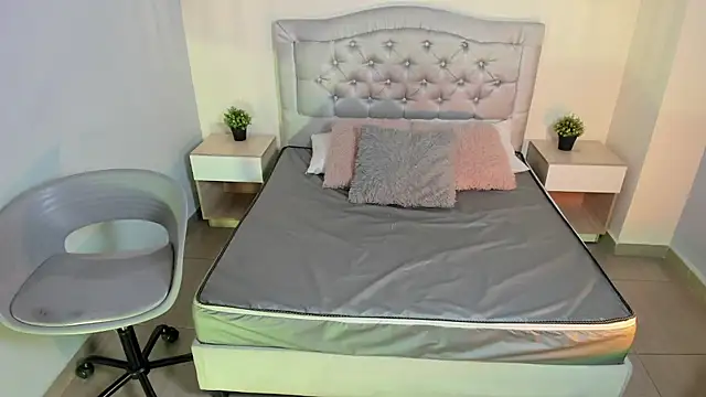 escarleth   online show from 10/27/25, 12:50