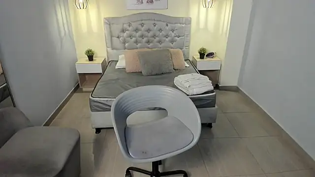 escarleth   online show from 11/15/25, 12:42