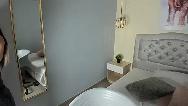 escarleth   online show from 11/25/25, 12:38