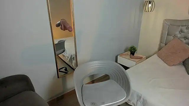 escarleth   online show from 10/15/25, 02:03