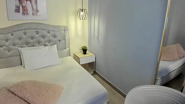 escarleth   online show from 09/18/25, 01:36