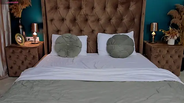 CalyMoon online show from 04/15/26, 07:07