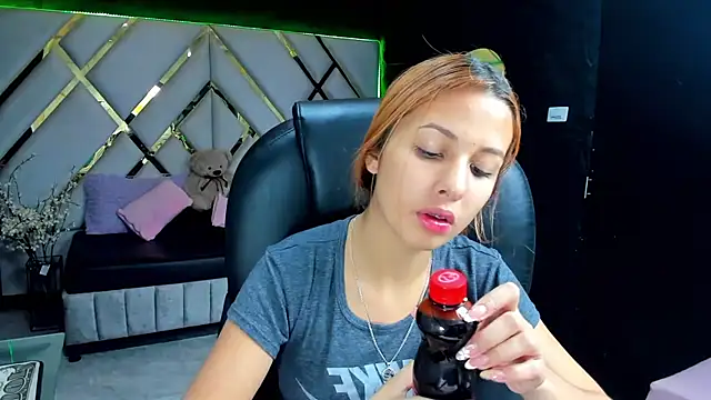 Paris Petit online show from 02/26/26, 07:58