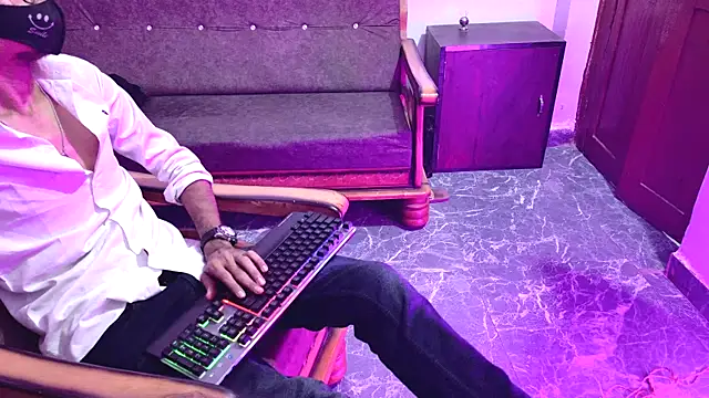 Snapshot of Habibi_big_b chatting on 10/23/25, 06:06 Habibi big b online show from 10/23/25, 06:06