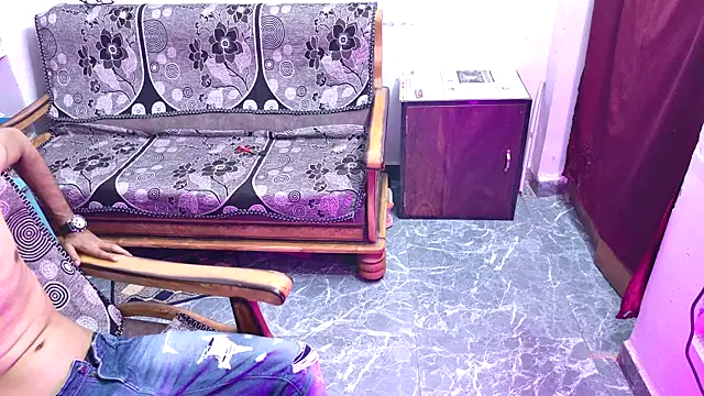 Snapshot of Habibi_big_b chatting on 10/24/25, 05:45 Habibi big b online show from 10/24/25, 05:45