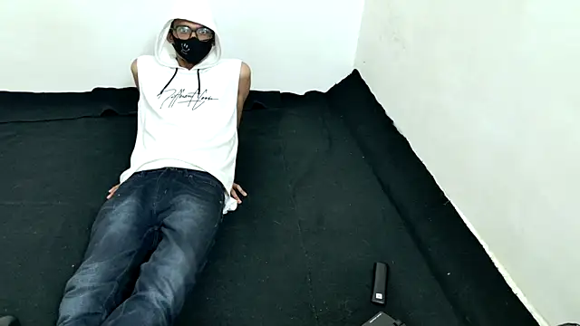 Snapshot of Habibi_big_b chatting on 11/11/25, 04:13 Habibi big b online show from 11/11/25, 04:13