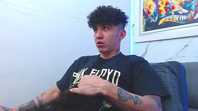 Snapshot of targuerian22 chatting on 12/22/25, 02:11 targuerian22 online show from 12/22/25, 02:11