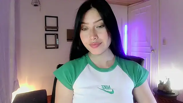 Snapshot of Emilyswan04 chatting on 02/17/25, 11:33 Emilyswan04 online show from 02/17/25, 11:33