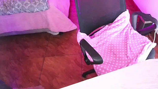 Snapshot of Emilyswan04 chatting on 09/30/25, 01:33 Emilyswan04 online show from 09/30/25, 01:33