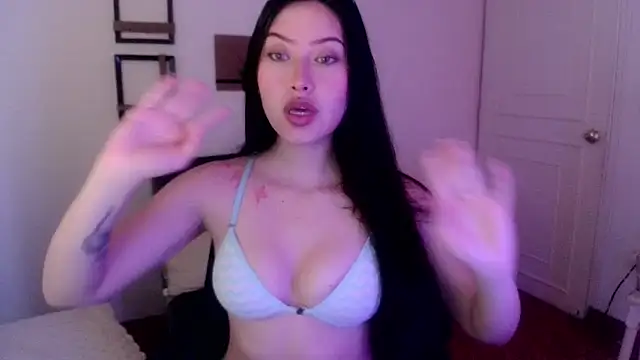 Snapshot of Emilyswan04 chatting on 03/04/25, 08:38 Emilyswan04 online show from 03/04/25, 08:38