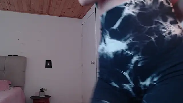 Snapshot of Emilyswan04 chatting on 01/10/25, 07:43 Emilyswan04 online show from 01/10/25, 07:43