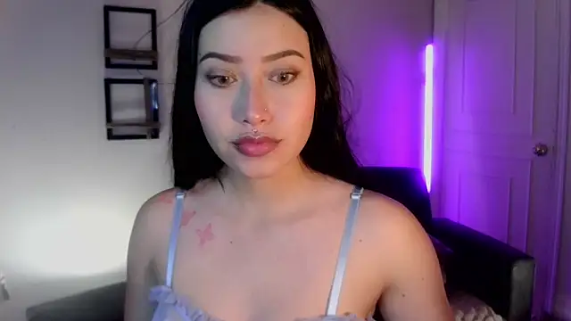 Snapshot of Emilyswan04 chatting on 02/15/25, 02:04 Emilyswan04 online show from 02/15/25, 02:04