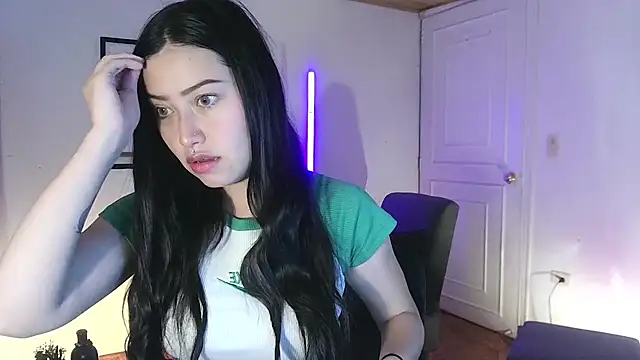 Snapshot of Emilyswan04 chatting on 02/06/25, 10:32 Emilyswan04 online show from 02/06/25, 10:32