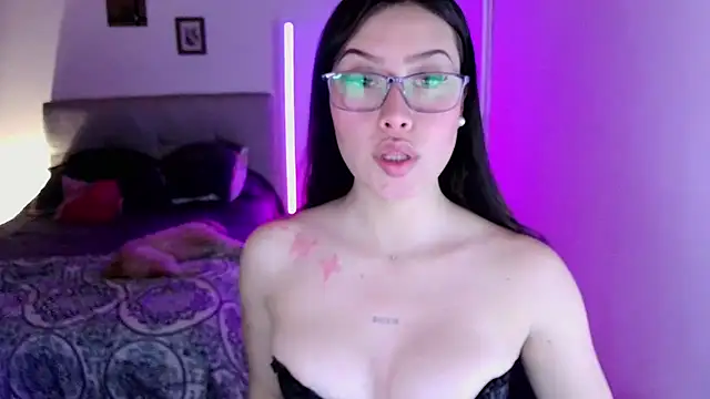 Snapshot of Emilyswan04 chatting on 10/07/25, 12:00 Emilyswan04 online show from 10/07/25, 12:00