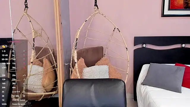 Snapshot of LenaRuiz_ chatting on 10/10/25, 12:06 LenaRuiz online show from 10/10/25, 12:06