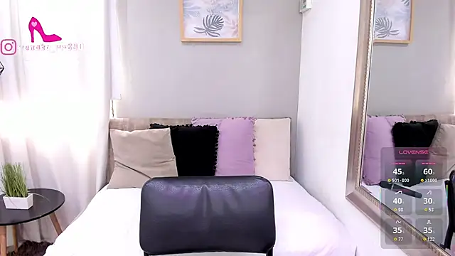Snapshot of LenaRuiz_ chatting on 04/30/26, 12:12 LenaRuiz online show from 04/30/26, 12:12