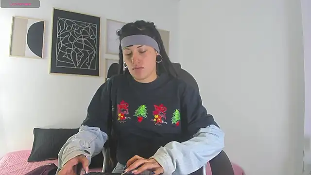 Snapshot of _sharlotte777 chatting on 02/24/26, 02:07 sharlotte777 online show from 02/24/26, 02:07