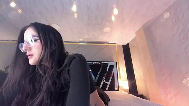 Snapshot of Princess_Violett chatting on 10/29/25, 03:00 Princess Violett online show from 10/29/25, 03:00