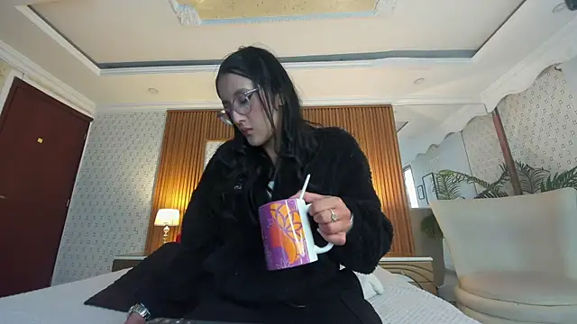 Snapshot of Princess_Violett chatting on 11/11/25, 02:34 Princess Violett online show from 11/11/25, 02:34