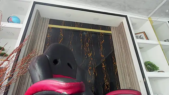 Snapshot of Princess_Violett chatting on 12/02/25, 02:41 Princess Violett online show from 12/02/25, 02:41