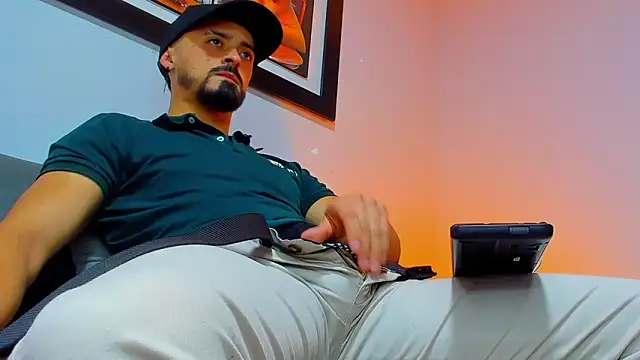 Snapshot of MAXIMUS_MASTE3 chatting on 10/12/25, 11:39 MAXIMUS MASTE3 online show from 10/12/25, 11:39