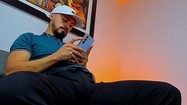 Snapshot of MAXIMUS_MASTE3 chatting on 10/25/25, 10:21 MAXIMUS MASTE3 online show from 10/25/25, 10:21