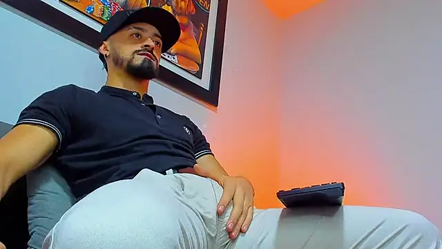 Snapshot of MAXIMUS_MASTE3 chatting on 10/24/25, 09:58 MAXIMUS MASTE3 online show from 10/24/25, 09:58