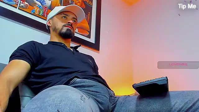 Snapshot of MAXIMUS_MASTE3 chatting on 10/19/25, 10:23 MAXIMUS MASTE3 online show from 10/19/25, 10:23