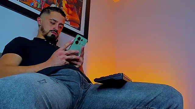 Snapshot of MAXIMUS_MASTE3 chatting on 09/17/25, 10:12 MAXIMUS MASTE3 online show from 09/17/25, 10:12