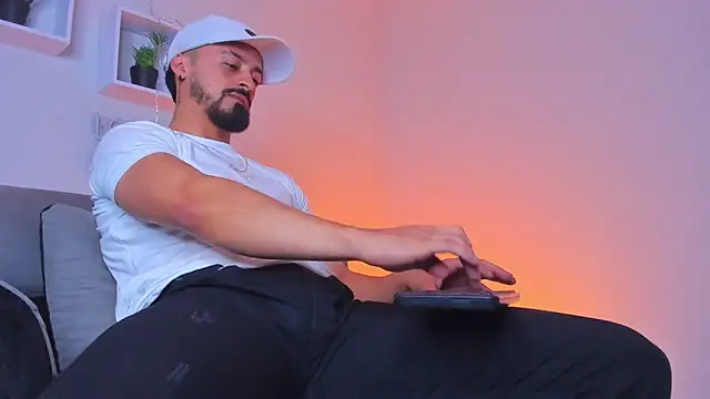 Snapshot of MAXIMUS_MASTE3 chatting on 10/08/25, 03:52 MAXIMUS MASTE3 online show from 10/08/25, 03:52