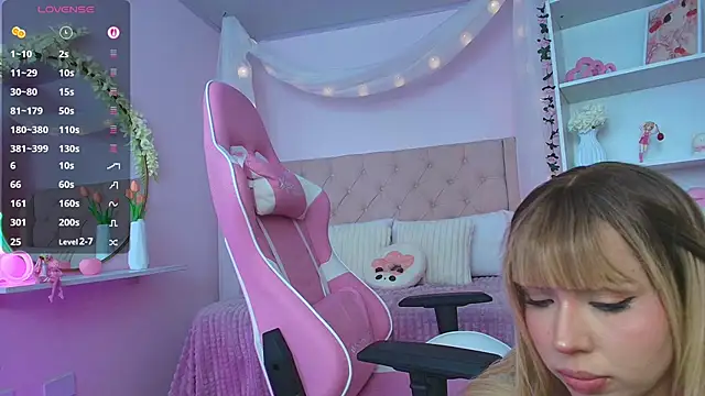 Snapshot of ely_cherry18 chatting on 10/11/25, 12:33 ely cherry18 online show from 10/11/25, 12:33