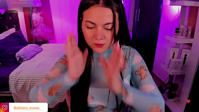 NahiaraEvans  online show from 10/10/25, 05:41