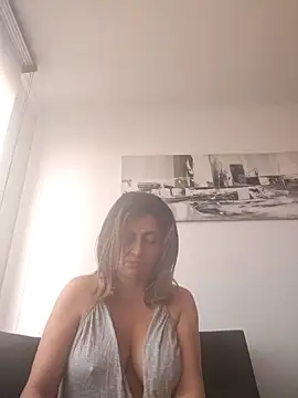 Latiinvenushot online show from 11/16/25, 02:00