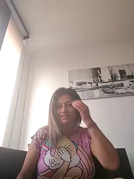 Latiinvenushot online show from 11/23/25, 04:17